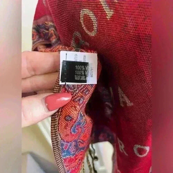 Beautiful Scarf/wrap from Rome - Picture 7 of 7